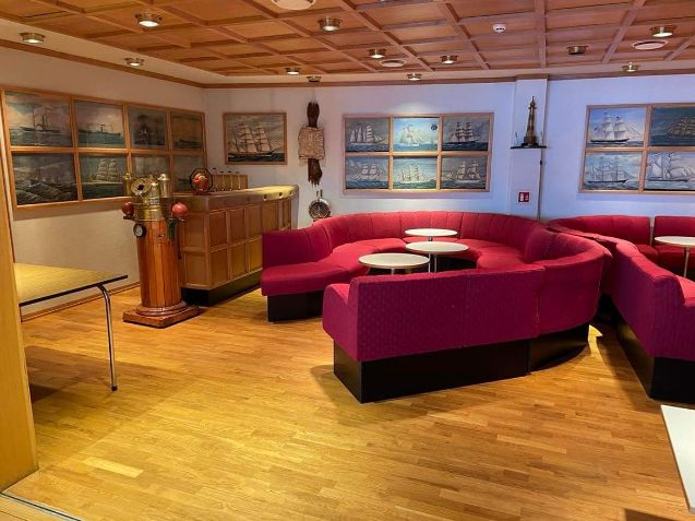 Rød buet sofa