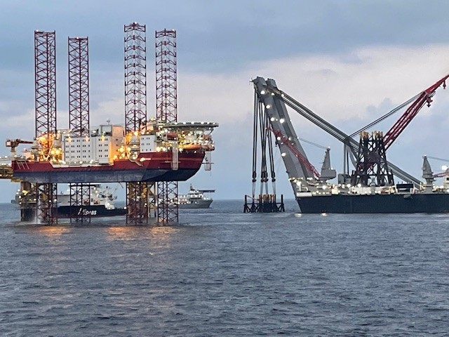Jackup boligrigg og tungløftsskip
