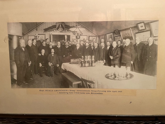 Bilde fra utnevnelsen av Roald Amundsen som Æresmedlem hos Kristiansunds Skipperforening.